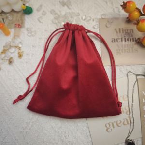Pochette de luxe en velours rouge ultra doux pour bijoux, sac cadeau personnalisé en velours avec cordon de serrage anti-poussière - Product Image 2