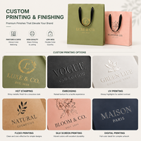 Sac en papier cartonné blanc imprimé sur mesure avec logo de marque pour l'emballage de cadeaux et de shopping en boutique