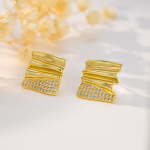 Pendientes de tuerca geométricos cuadrados con microincrustaciones de cristal, chapados en oro de 18 quilates, color dorado EDB-010 - Product Image 3