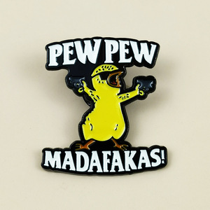 Broche de dibujos animados de pollo amarillo con letras inglesas personalizadas y diseño de doble pistola, insignia para ropa y bolsos - Product Image 1