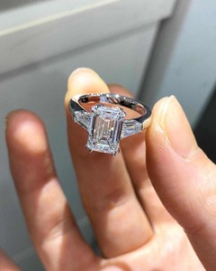 Bague en argent sterling 925 avec moissanite taille émeraude, directement de l'usine, idéale pour les cadeaux de luxe, disponible à la vente - Product Image 2