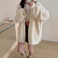 2026 Neuer Winter Großhandel Langer Kunstpelz-Strickcardigan für Damen V-Ausschnitt Übergroß Einreihig Knöpfe Aufgesetzte Taschen Creme Flauschig Gemütlich