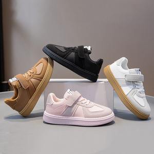 Venta al por mayor de zapatillas de correr de lujo para niños y niñas, zapatillas de deporte escolares blancas y negras para niños, goma de PVC, diseño plano de moda para caminar en invierno - Product Image 5