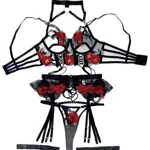 Conjunto de lencería para mujer estilo INS de AliExpress con flores bordadas, tirantes, malla calada con corte cruzado, conjunto de cuatro piezas. - Product Image 1