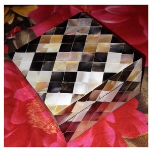 Caja de Perlas de Nácar con Forma Cuadrada para Frutos Secos - Product Image 1