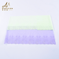 Dentelle en tulle fluide violet clair en gros avec bordure ornée de plumes de paon pour soirées romantiques et robes longues bohèmes