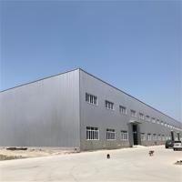Entrepôt et atelier industriels modernes en structure métallique préfabriquée