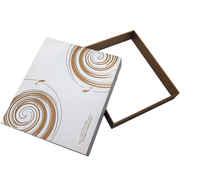 Boîte en carton avec base et couvercle en matériaux recyclés, finition mate, estampage UV, dorure à chaud, laminage mat et gaufrage