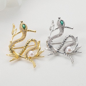 Broche de Lujo Femenino de Alta Gama con Diseño de Hoja de Bambú y Serpiente Dorada, Perla de Agua Dulce, Accesorio de Flor para el Pecho, para Traje o Chaqueta, para Regalo - Product Image 2