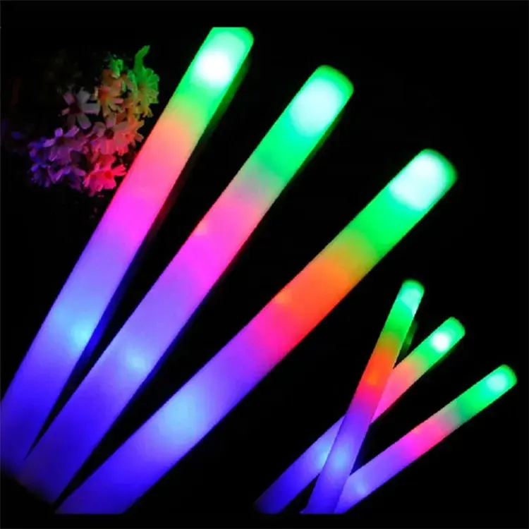 Vente en gros d'articles de fête personnalisés Bâtons de mousse clignotants multicolores à lumière LED Bâton lumineux en mousse à LED