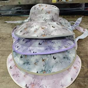 Sombrero de Verano para Mujer, Protección Solar, Ala Ancha, Protección UV, Plegable, con Estampado de Hojas de Bambú y Mariposas - Product Image 1