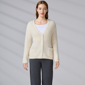 Manteaux en alpaga personnalisés OEM/ODM, pulls en tricot à col en V pour femmes, cardigans blancs d'hiver, pulls à boutons pour filles - Product Image 1