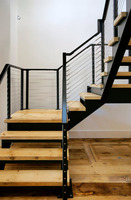 Escalier en colimaçon sur mesure en acier inoxydable à double poutre avec marches en bois massif, système de rampe intérieure pour maison de luxe