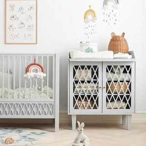 Mesa Cambiador de Bebé Moderna y Elegante de Madera Maciza con 3 Estantes, Bandeja Extraíble, Antivuelco y Segura para Comedor Escolar - Product Image 1