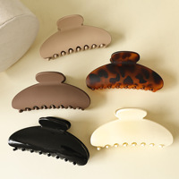 Pince à cheveux PC semi-circulaire minimaliste et élégante avec rivets, style été pour femme, design requin polyvalent 11 cm, finition premium, parfaite pour les chignons.