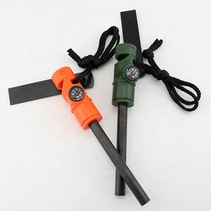 Allume-feu de survie 5-en-1 avec <span class=keywords><strong>grattoir</strong></span>, boussole et sifflet pour le camping et la randonnée - Product Image 2