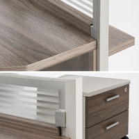 Poste de travail multi-personnes en cluster, configuration étoile, plateau en grain de bois, cadre en aluminium, écran de confidentialité, socle mobile, 3 à 6 places