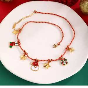 Collar de Cadena de Acero de Titanio Navideño para Mujer con Múltiples Dijes y Estilo Clásico Inspirado en Santa Claus - Product Image 1