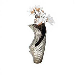 Vase à fleurs en métal fait main, élégant et moderne, résistant à la rouille, écologique, décoration de table pour hôtels, événements et maisons - Product Image 1