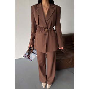 Conjunto de Chaqueta y Pantalones Marrones para Mujer con Detalle de Cinturón de Cadena, Elegante Conjunto de Traje - Product Image 4