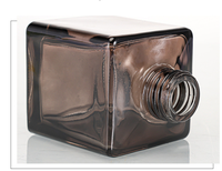 Vente en gros de diffuseur de roseau en verre fleuri sans flamme de 50ml bouteille carrée diffuseur de roseau carré de 100ml avec couvercles en bois de bambou
