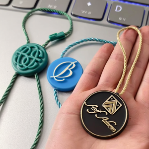 Tùy chỉnh <span class=keywords><strong>hangtag</strong></span> khóa dây polyester chuỗi sản phẩm vải sang trọng Logo dập nổi nhựa con dấu treo tag chuỗi - Product Image 2