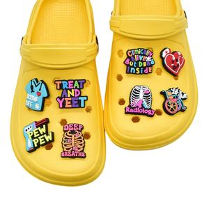 Vente en gros de nouveaux styles de chaussures médicales breloques accessoires en caoutchouc PVC sabot bibelot soins des dents d'allaitement concepteur ensemble de boucles d'extérieur - Product Image 3