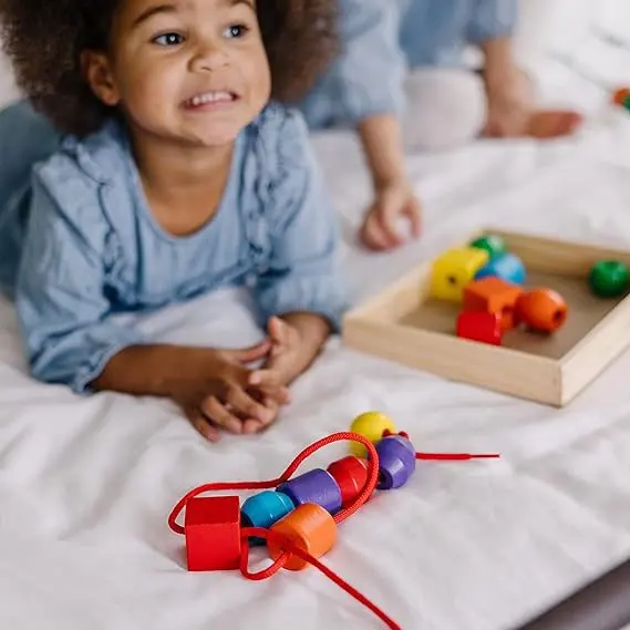 Mainan sensorik 30 manik-manik kayu dan 2 tali untuk balita keterampilan Motor halus mengikat mainan 6 bulan bayi ~ usia 3 + manik-manik kayu