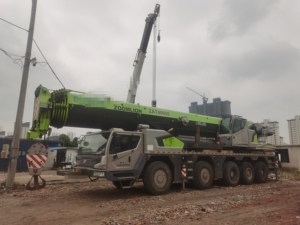 Grúa sobre Camión Usada Zoomlion ZAT2000 ZAT1800 ZTC1500 180T 150T 200T con Motor Weichai, 2018, 80 Toneladas, 8m de Altura de Elevación - Product Image 3