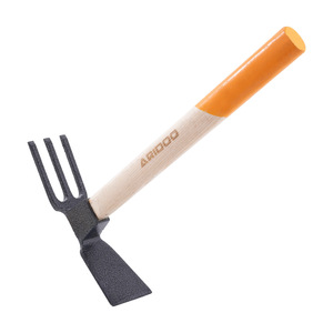 Houe de jardin en acier au manganèse Airi Shield avec manche en bois, cultivateur à 3 dents, outil de désherbage et de creusement - Product Image 1