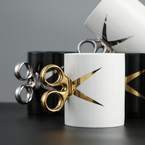 Tasse à café de luxe en céramique de porcelaine écologique de 350 ml, avec poignée en forme de ciseaux créatifs et finition électroplaquée - Product Image 3