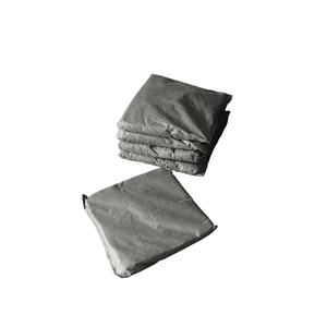 Coussin absorbant universel à action rapide pour tous types de déversements de liquides autour des machines, sous les tuyaux qui fuident, dans les zones désordonnées - Product Image 1