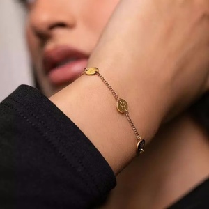 Pulsera Islámica Árabe Personalizada al por Mayor, de Acero Inoxidable, con la Frase 'Sabr Shukar Tawakal' (Paciencia, Gratitud y Confianza), Chapada en Oro - Product Image 4