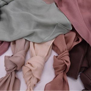 Articolo Popolare per il Commercio Estero: Foulard Malese in Rayon Tinta Unita, <span class=keywords><strong>Sciarpa</strong></span> Sottile Traspirante in Modal Monocolore - Product Image 3