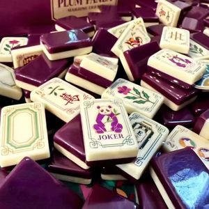 Jeu de Mahjong de Luxe en Acrylique Violet avec Design Écologique, Dominos Imprimés, Pieds Pliants pour Jeu de Table en Voyage - Product Image 1