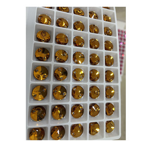 En gros, Pierres à coudre en verre Topaz Gold, <span class=keywords><strong>Strass</strong></span> fantaisie Rivilo ovales, triangulaires, ovales à dos plat, Perles de cristal à coudre pour vêtements et chaussures - Product Image 1
