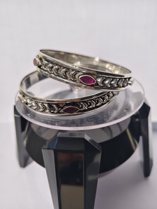 Bracelets en argent élégants pour femmes avec des accents scintillants délicats Belle esthétique contemporaine Inde SUMAN - Product Image 4