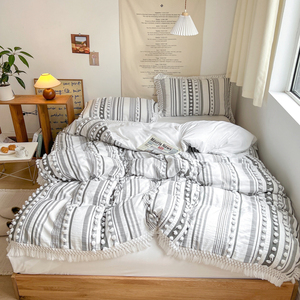Ensemble <span class=keywords><strong>de</strong></span> literie romantique à long <span class=keywords><strong>pompon</strong></span> vente en gros ensemble <span class=keywords><strong>de</strong></span> literie en microfibre housse <span class=keywords><strong>de</strong></span> couette à rayures avec <span class=keywords><strong>pompon</strong></span> ensemble <span class=keywords><strong>de</strong></span> literie mignon tufté - Product Image 1