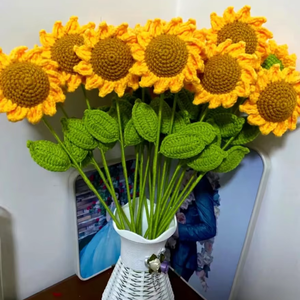Ramo de Girasoles de Ganchillo Realistas Hechos a Mano - Flores Artificiales de Hilo Tejido para Decoración del Hogar, Regalos de Agradecimiento para Maestros de Oficina - Product Image 1