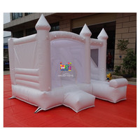 Château gonflable blanc pour enfants avec toboggan pour fête de mariage