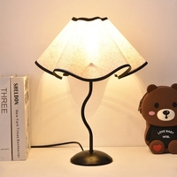 Lampe de bureau LED de style nordique minimaliste moderne, lampe de chevet de chambre à coucher, lampe de table créative en forme de pétale, décoration de chambre
