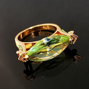 Anello con accento verde a forma di marquise, design classico, per donna - Product Image 3