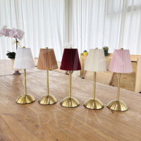 Lampe de table LED rechargeable portable avec abat-jour plissé en tissu, sans fil, à intensité tactile, veilleuse, vente en gros d'usine pour mariage