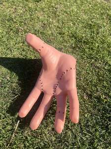 Adams Family Wednesday <span class=keywords><strong>Addams</strong></span> Guante de Halloween Hand - Carnival Creepy Rubber Hand Prop para decoración de fiesta de miedo - Product Image 5