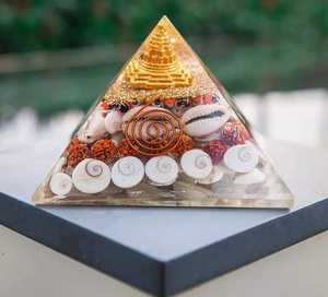 Pyramide en résine transparente ornée de perles coquillages en spirale, décoration Feng Shui sculptée pour la maison, cadeau ou présentation - Product Image 1