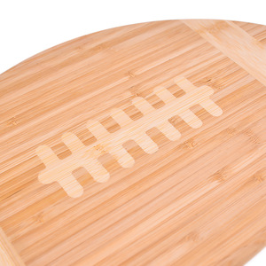 Plateau de service en bambou de forme irrégulière avec motif de ballon de football pour les repas ou les desserts - Product Image 1