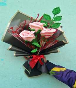 Ramo de Flores de Ganchillo Hecho a Mano de Primera Calidad, Rosas de Hilo Suave, Flores Artificiales Perfectas para Decoración de Centros de Mesa, Manualidades con Tela - Product Image 6