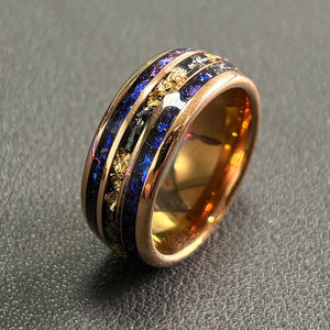 خاتم الزفاف الكلاسيكي للرجال من ألين ، نيزك ورقة الذهب المسحوق ، مع تطعيم الحجر الرملي الأزرق ، نمط الذهب الوردي - Product Image 1