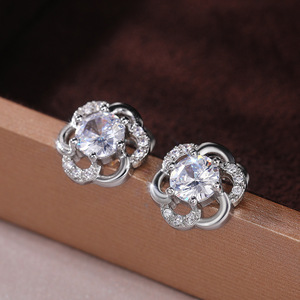 Orecchini a Perno con Fiore Bianco Champagne in Argento 925, Diamante Taglio Brillante Rotondo, Montatura a Griffe, Gioielli Classici da Sposa per Donna - Product Image 4