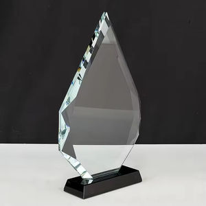Trofeo <span class=keywords><strong>de</strong></span> Cristal Personalizado en Forma <span class=keywords><strong>de</strong></span> Torre con Base Negra - Product Image 5
